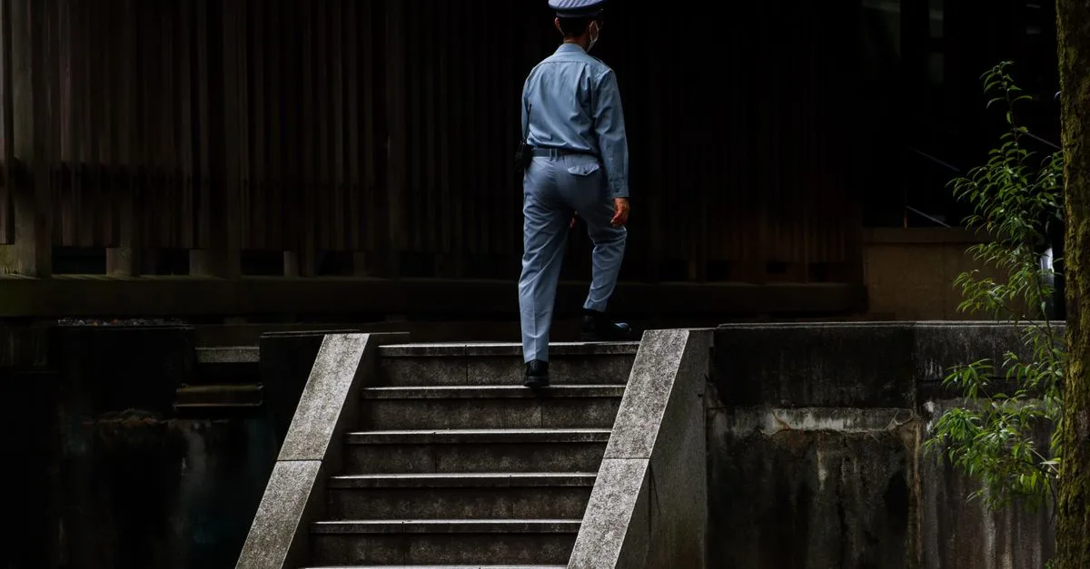 Vigilante uniformizado em supervisão de perímetro