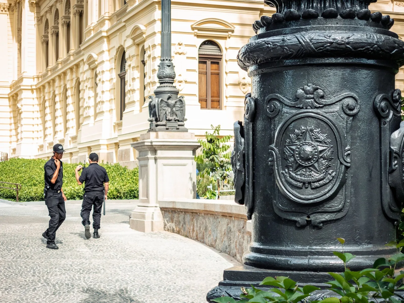 Vigilantes em ronda externa de edifício